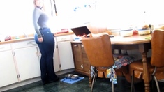 MILF WIDE HIPS ASS THIGHS